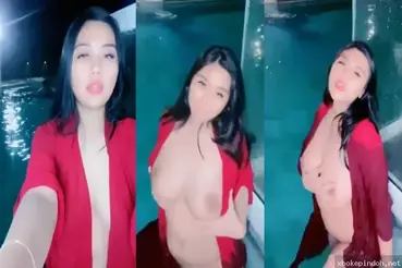 Cewek Cantik Onani Pamer Tubuh Bugil di Pinggir Kolam Renang