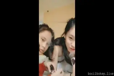 Dua kakak adik nakal pamer tubuh bareng di live